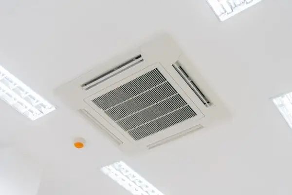 instalasi air conditioner seperti ini butuh teknisi yang profesional dan berpengalaman