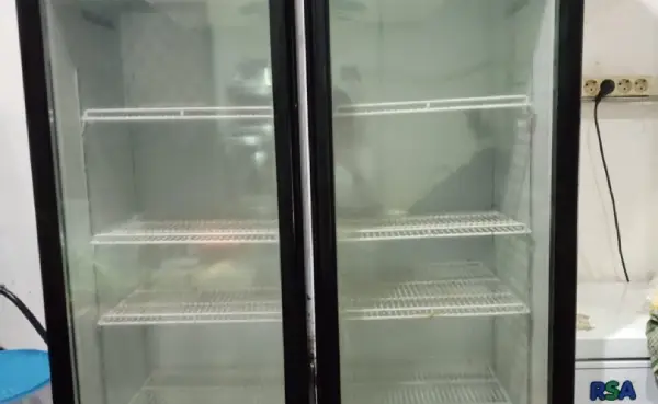 kondisi showcase kosong karena tidak mau menyala