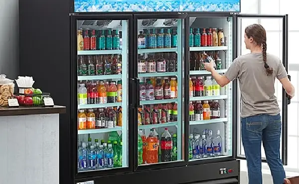 Pastikan selalu rutin Service Kulkas Showcase Minuman agar suhu dingin tetap terjaga.