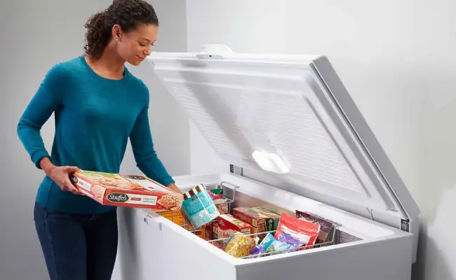 gambar sebuah chest freezer yang terlihat penuh di bagian dalamnya