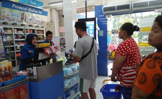 pelanggan sedang mengantri di kasir