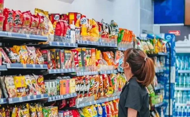 seorang pelanggan sedang berbelanja di minimarket