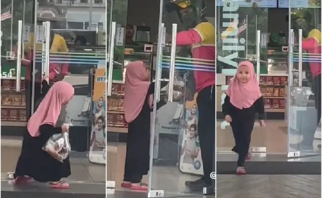 seorang anak kecil berusaha membuka pintu untuk masuk ke dalam