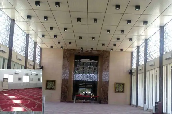 tampak dalam masjid yang cukup luas