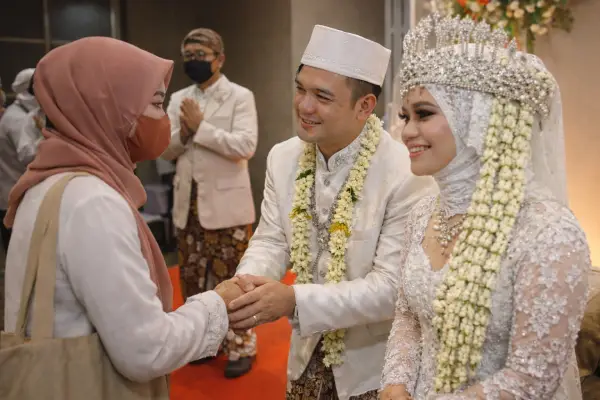 tamu undangan salaman kepada kedua pengantin