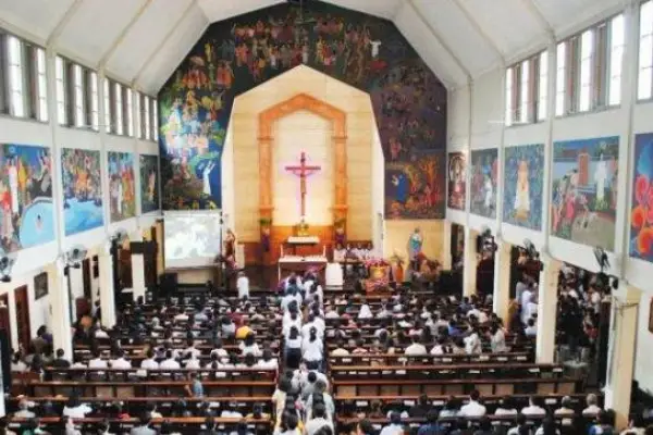 gereja tampak penuh dengan para jemaat