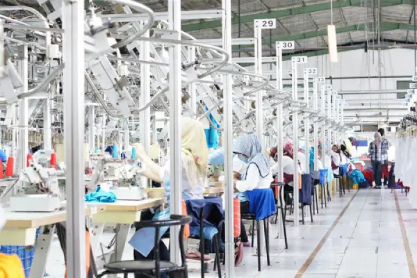 Suasana kerja di sebuah pabrik garmen
