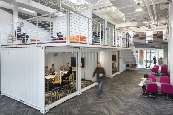 terlihat orang sibuk dengan aktivitasnya masing masing di sebuah kantor kontainer