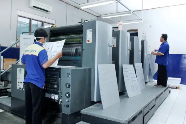 kegiatan di sebuah kantor percetakan