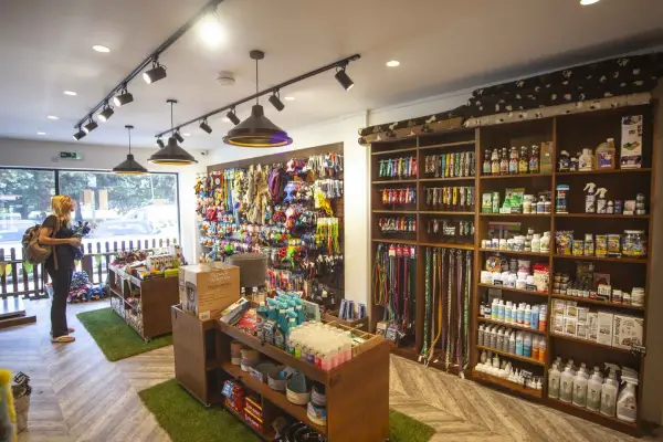 pelanggan sedang melihat lihat di dalam sebuah petshop