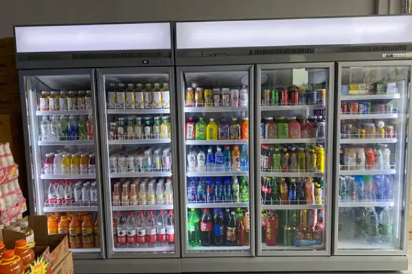 tampilan showcase minuman yang ada di minimarket