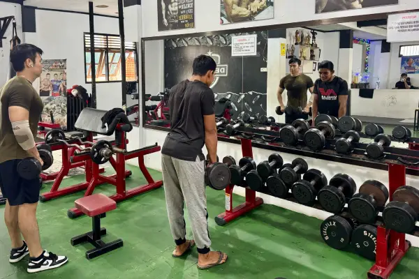para pelanggan gym yang sibuk latihan