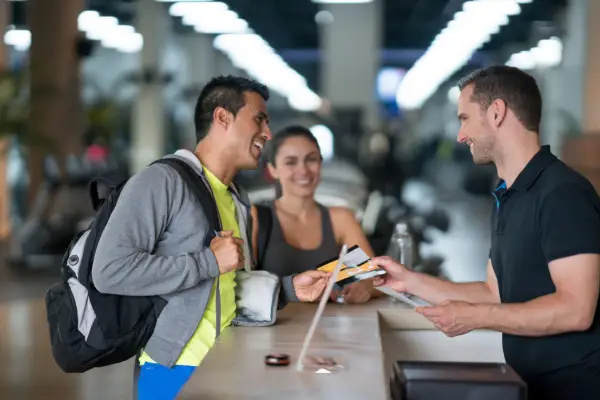 seorang laki laki baru saja menjadi member baru di gym