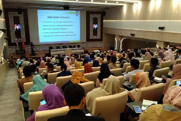 suasana dalam ruangan seminar yang penuh peserta
