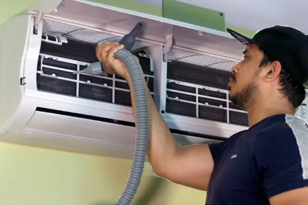 pembersihan ac oleh teknisi profesional