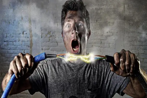 seringkali orang kesetrum karena tak berhati hati saat bersihkan ac