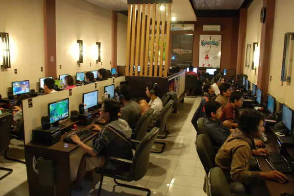 banyak orang betah berlama lama di warnet gaming