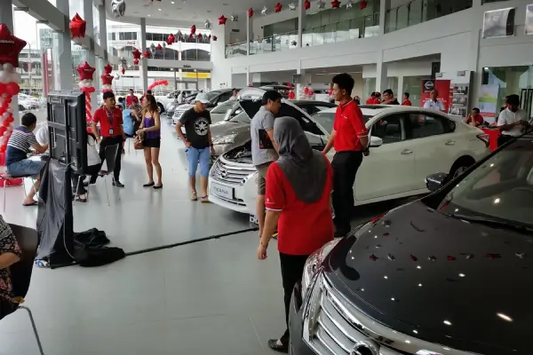 banyaknya pengunjung yang datang di dalam sebuah showroom mobil